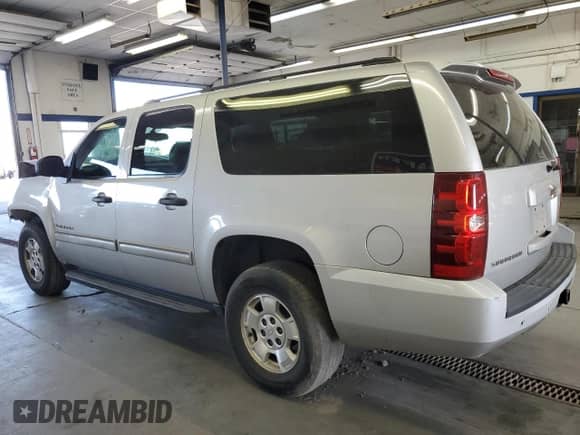 2010 Chevrolet Suburban LS с VIN 1GNUKHE37AR238168, выставлен на аукционе Copart как лот 84649595 с пробегом 236 867 миль миль и Списание • Salvage title. История ставок и продаж доступна на DreamBid. Изображение 2.