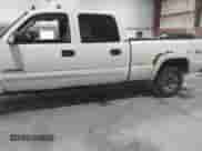 2007 Chevrolet Silverado 1500HD LS z VIN 1GCGK13U97F102188, wystawiony jako IAAI lot #42447177 z przebiegiem 260 613 mil mil oraz . Historia ofert i sprzedaży dostępna na DreamBid. Obrazek 18.