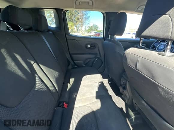 2018 Jeep Renegade Latitude with VIN ZACCJABB6JPG65463, listed as a Copart auction lot 82365444 with 147,703 mi miles and Clean title. Bid and sale history available at DreamBid. Image 6.