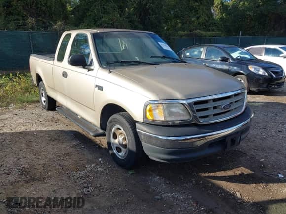 2000 Ford F-150 XL z VIN 1FTZX1722YNB41747, wystawiony jako IAAI lot #43424101 z przebiegiem 121 231 mil mil oraz . Historia ofert i sprzedaży dostępna na DreamBid. Obrazek 1.