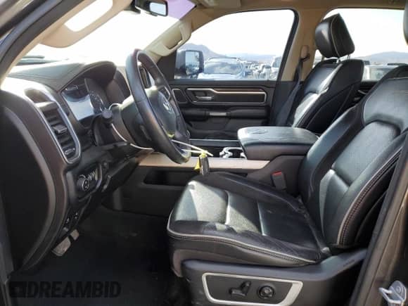 2020 Ram 1500 Laramie z VIN 1C6SRFRT5LN194246, wystawiony jako Copart lot #52374525 z przebiegiem 63 890 mil mil oraz Szkoda całkowita • Salvage title. Historia ofert i sprzedaży dostępna na DreamBid. Obrazek 7.