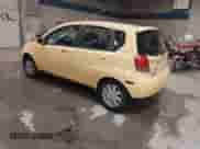 2005 Chevrolet Aveo LS z VIN KL1TD62655B310654, wystawiony jako IAAI lot #41389685 z przebiegiem 107 879 mil mil oraz . Historia ofert i sprzedaży dostępna na DreamBid. Obrazek 3.