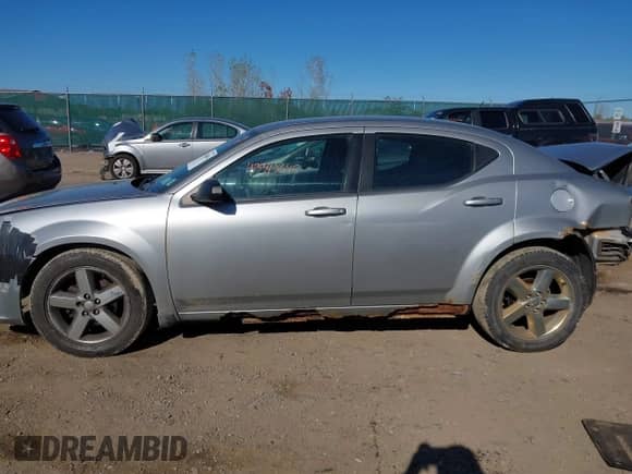2013 Dodge Avenger SE z VIN 1C3CDZAB0DN638090, wystawiony jako IAAI lot #43345648 z przebiegiem 147 731 mil mil oraz . Historia ofert i sprzedaży dostępna na DreamBid. Obrazek 14.