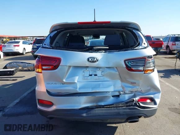 2019 Kia Sorento LX with VIN 5XYPG4A31KG531442, listed as a IAAI auction lot 42425631 with 186,913 mi miles and . Bid and sale history available at DreamBid. Image 16.