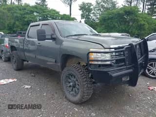 2011 Chevrolet Silverado 2500HD LTZ z VIN 1GC1KYC81BF148673, wystawiony jako IAAI lot #42200409 z przebiegiem 274 432 mil mil oraz . Historia ofert i sprzedaży dostępna na DreamBid. Obrazek 1.