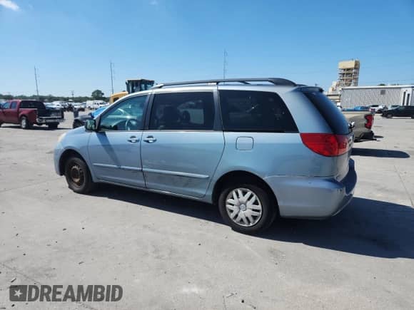 2010 Toyota Sienna CE z VIN 5TDKK4CC1AS339350, wystawiony jako Copart lot #82258545 z przebiegiem 170 742 mil mil oraz Czysty tytuł • Clean title. Historia ofert i sprzedaży dostępna na DreamBid. Obrazek 2.