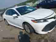 2020 Toyota Camry LE z VIN 4T1C11AKXLU922557, wystawiony jako IAAI lot #43231937 z przebiegiem 99 903 mil mil oraz . Historia ofert i sprzedaży dostępna na DreamBid. Obrazek 1.