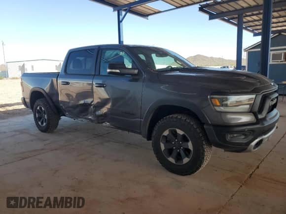 2020 Ram 1500 Rebel z VIN 1C6SRFLT4LN385004, wystawiony jako Copart lot #81076245 z przebiegiem 74 355 mil mil oraz Szkoda całkowita • Salvage title. Historia ofert i sprzedaży dostępna na DreamBid. Obrazek 4.