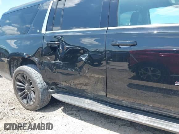2019 Chevrolet Suburban LT z VIN 1GNSCHKC9KR386770, wystawiony jako IAAI lot #42509089 z przebiegiem 104 678 mil mil oraz . Historia ofert i sprzedaży dostępna na DreamBid. Obrazek 6.