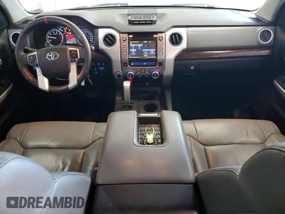 2017 Toyota Tundra Limited с VIN 5TFHW5F13HX635280, выставлен на аукционе Copart как лот 70340705 с пробегом 178 416 миль миль и Списание • Salvage title. История ставок и продаж доступна на DreamBid. Изображение 8.