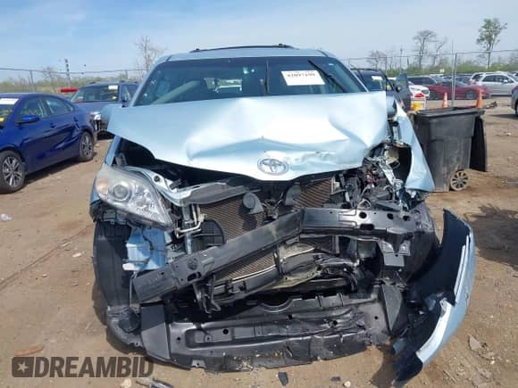2015 Toyota Sienna XLE with VIN 5TDYK3DC3FS609947, listed as a IAAI auction lot 42097199 with Not provided miles and . Bid and sale history available at DreamBid. Image 13.