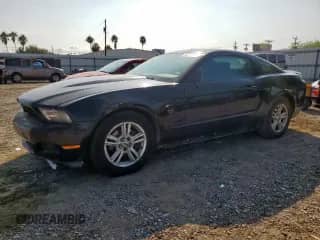 2012 Ford Mustang V6 z VIN 1ZVBP8AM1C5256463, wystawiony jako Copart lot #85275295 z przebiegiem 121 589 mil mil oraz Szkoda całkowita • Salvage title. Historia ofert i sprzedaży dostępna na DreamBid. Obrazek 1.