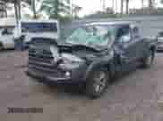 2018 Toyota Tacoma SR5 z VIN 5TFSZ5AN8JX150016, wystawiony jako IAAI lot #42427452 z przebiegiem 22 374 mil mil oraz . Historia ofert i sprzedaży dostępna na DreamBid. Obrazek 17.