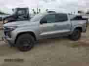 2025 Chevrolet Colorado 4WD Z71 z VIN 1GCPTDEK4S1113938, wystawiony jako Copart lot #54748115 z przebiegiem 2 703 mil mil oraz Szkoda całkowita • Salvage title. Historia ofert i sprzedaży dostępna na DreamBid. Obrazek 1.