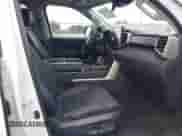 2024 Toyota Tundra Limited z VIN 5TFWA5DB9RX217552, wystawiony jako IAAI lot #41588555 z przebiegiem 3 216 mil mil oraz . Historia ofert i sprzedaży dostępna na DreamBid. Obrazek 5.