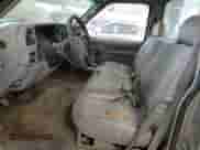 2000 Chevrolet Silverado 3500 z VIN 1GCGC34R0YR137348, wystawiony jako Copart lot #83834885 z przebiegiem 147 680 mil mil oraz Czysty tytuł • Clean title. Historia ofert i sprzedaży dostępna na DreamBid. Obrazek 7.