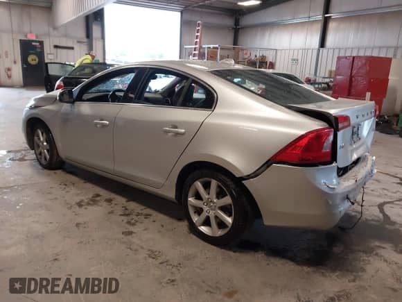 2016 Volvo S60 T5 Drive-E Premier z VIN YV126MFK7G2409287, wystawiony jako IAAI lot #42359026 z przebiegiem 51 495 mil mil oraz . Historia ofert i sprzedaży dostępna na DreamBid. Obrazek 3.