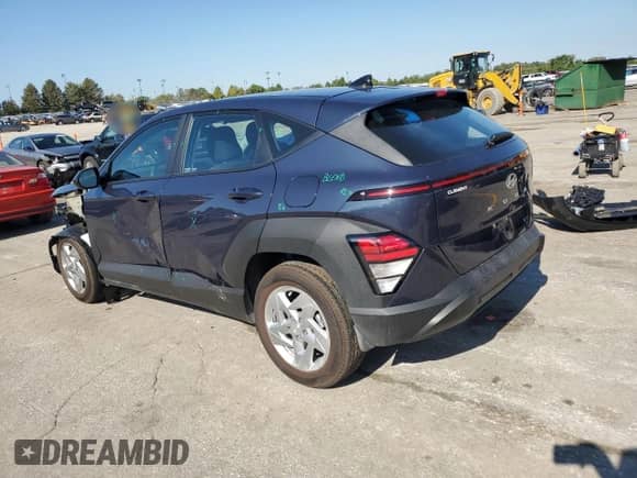 2024 Hyundai Kona Essential z VIN KM8HA3AB5RU179915, wystawiony jako Copart lot #73300114 z przebiegiem 1 035 mil mil oraz Szkoda całkowita • Salvage title. Historia ofert i sprzedaży dostępna na DreamBid. Obrazek 2.
