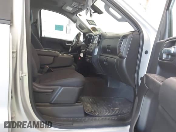 2020 Chevrolet Silverado 1500 Custom Trail Boss z VIN 1GCPYCEF2LZ142341, wystawiony jako IAAI lot #43430476 z przebiegiem 55 401 mil mil oraz . Historia ofert i sprzedaży dostępna na DreamBid. Obrazek 5.