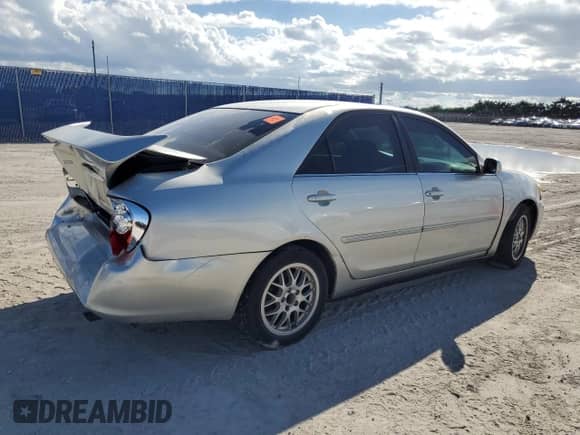 2002 Toyota Camry XLE z VIN 4T1BE32K12U562006, wystawiony jako Copart lot #84642915 z przebiegiem Nie podano mil oraz Szkoda całkowita • Salvage title. Historia ofert i sprzedaży dostępna na DreamBid. Obrazek 3.