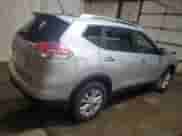 2015 Nissan Rogue SV z VIN 5N1AT2MV1FC842295, wystawiony jako Copart lot #60203915 z przebiegiem 34 440 mil mil oraz Szkoda całkowita • Salvage title. Historia ofert i sprzedaży dostępna na DreamBid. Obrazek 3.