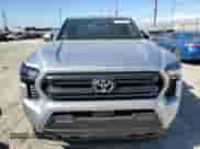 2025 Toyota Tacoma SR z VIN 3TMLB5JN1SM138841, wystawiony jako Copart lot #81445365 z przebiegiem 1 499 mil mil oraz Szkoda całkowita • Salvage title. Historia ofert i sprzedaży dostępna na DreamBid. Obrazek 5.
