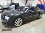 2006 Chrysler 300 C SRT-8 z VIN 2C3LA73W26H242915, wystawiony jako Copart lot #56929214 z przebiegiem 190 677 mil mil oraz Czysty tytuł • Clean title. Historia ofert i sprzedaży dostępna na DreamBid. Obrazek 1.