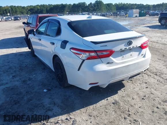 2020 Toyota Camry SE z VIN 4T1G11AK1LU964407, wystawiony jako IAAI lot #43108552 z przebiegiem 68 960 mil mil oraz . Historia ofert i sprzedaży dostępna na DreamBid. Obrazek 3.