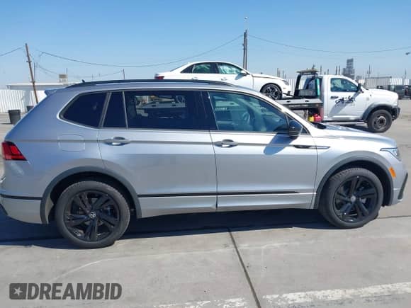 2024 Volkswagen Tiguan SE R-Line Black с VIN 3VVCB7AX3RM226105, выставлен на аукционе IAAI как лот 43125696 с пробегом 4 118 миль миль и . История ставок и продаж доступна на DreamBid. Изображение 14.