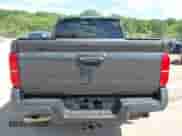 2024 Toyota Tacoma SR5 z VIN 3TMLB5JN2RM054571, wystawiony jako IAAI lot #42572496 z przebiegiem 7 157 mil mil oraz . Historia ofert i sprzedaży dostępna na DreamBid. Obrazek 16.