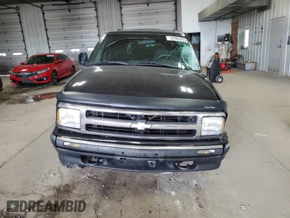 1997 Chevrolet Blazer LS z VIN 1GNDT13W7V2236355, wystawiony jako Copart lot #57983265 z przebiegiem Nie podano mil oraz Nie do naprawy • Non repairable. Historia ofert i sprzedaży dostępna na DreamBid. Obrazek 5.