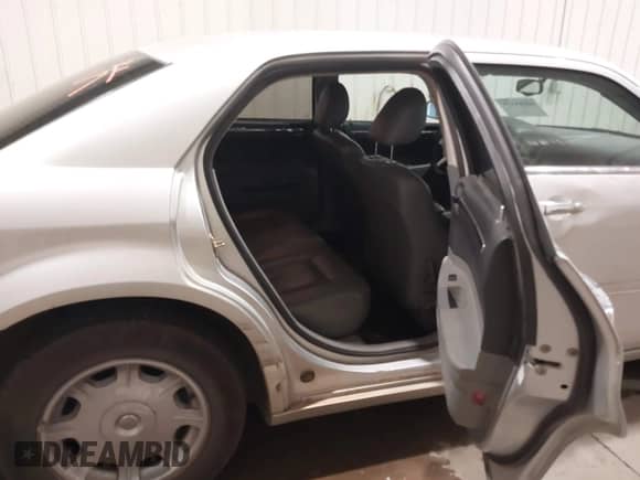 2005 Chrysler 300 Touring с VIN 2C3JA53G75H625400, выставлен на аукционе IAAI как лот 43314318 с пробегом 221 874 миль миль и . История ставок и продаж доступна на DreamBid. Изображение 8.