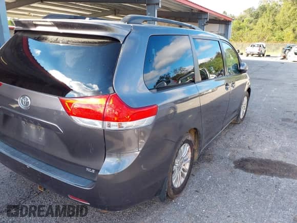 2013 Toyota Sienna XLE AAS with VIN 5TDYK3DCXDS289278, listed as a IAAI auction lot 43581065 with 317,410 mi miles and . Bid and sale history available at DreamBid. Image 4.
