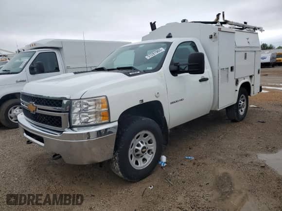 2012 Chevrolet Silverado 3500HD Work Truck z VIN 1GB3CZCG2CF193551, wystawiony jako Copart lot #56550675 z przebiegiem 162 098 mil mil oraz Czysty tytuł • Clean title. Historia ofert i sprzedaży dostępna na DreamBid. Obrazek 1.