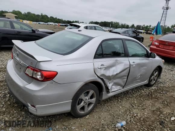 2011 Toyota Corolla S z VIN 2T1BU4EE5BC752715, wystawiony jako Copart lot #62857905 z przebiegiem 178 664 mil mil oraz Szkoda całkowita • Salvage title. Historia ofert i sprzedaży dostępna na DreamBid. Obrazek 3.