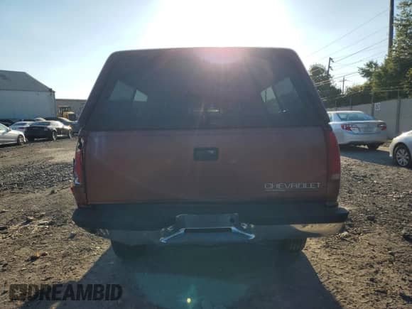 1998 Chevrolet Silverado 1500 z VIN 1GCEK19R6WE108741, wystawiony jako Copart lot #84901375 z przebiegiem 245 863 mil mil oraz Szkoda całkowita • Salvage title. Historia ofert i sprzedaży dostępna na DreamBid. Obrazek 6.