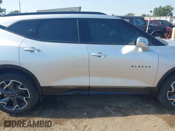 2019 Chevrolet Blazer RS z VIN 3GNKBERS8KS688871, wystawiony jako IAAI lot #42916179 z przebiegiem 46 558 mil mil oraz . Historia ofert i sprzedaży dostępna na DreamBid. Obrazek 13.