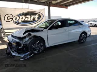 2025 Hyundai Elantra SEL Sport z VIN KMHLM4DJXSU168389, wystawiony jako Copart lot #85007225 z przebiegiem 4 856 mil mil oraz Szkoda całkowita • Salvage title. Historia ofert i sprzedaży dostępna na DreamBid. Obrazek 1.