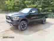 2019 Ram 1500 Rebel z VIN 1C6SRFET2KN705108, wystawiony jako IAAI lot #43163417 z przebiegiem 110 932 mil mil oraz . Historia ofert i sprzedaży dostępna na DreamBid. Obrazek 2.