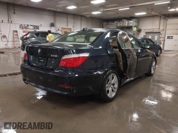 2010 BMW 5 Series 528i xDrive с VIN WBANV1C55AC157427, выставлен на аукционе IAAI как лот 43290094 с пробегом 82 010 миль миль и . История ставок и продаж доступна на DreamBid. Изображение 4.