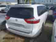 2015 Toyota Sienna LE z VIN 5TDKK3DC8FS596022, wystawiony jako IAAI lot #43447955 z przebiegiem 81 034 mil mil oraz . Historia ofert i sprzedaży dostępna na DreamBid. Obrazek 4.