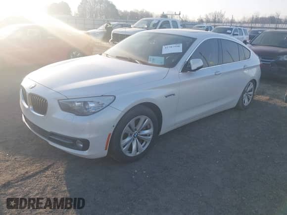 2015 BMW 5 Series 535i Gran Turismo z VIN WBA5M2C51FD872215, wystawiony jako IAAI lot #41787558 z przebiegiem 96 768 mil mil oraz . Historia ofert i sprzedaży dostępna na DreamBid. Obrazek 17.