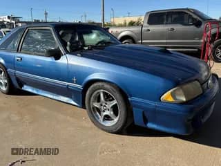 1990 Ford Mustang с VIN 1FACR42EXEF105158, выставлен на аукционе Copart как лот 81059624 с пробегом 29 951 миль миль и Чистый • Clean title. История ставок и продаж доступна на DreamBid. Изображение 1.