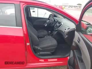 2017 Chevrolet Sonic LT с VIN 1G1JD5SHXH4128798, выставлен на аукционе IAAI как лот 43339826 с пробегом 136 198 миль миль и . История ставок и продаж доступна на DreamBid. Изображение 5.