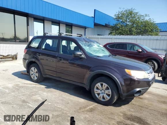 2013 Subaru Forester X z VIN JF2SHAAC7DG406193, wystawiony jako Copart lot #62078285 z przebiegiem 182 547 mil mil oraz Czysty tytuł • Clean title. Historia ofert i sprzedaży dostępna na DreamBid. Obrazek 4.