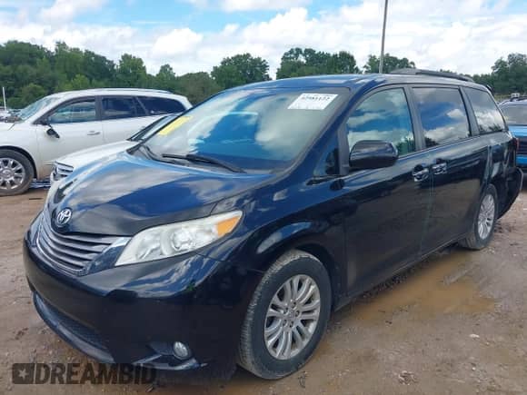 2017 Toyota Sienna XLE z VIN 5TDYZ3DC1HS819543, wystawiony jako IAAI lot #42981122 z przebiegiem 101 449 mil mil oraz . Historia ofert i sprzedaży dostępna na DreamBid. Obrazek 17.