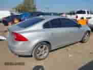 2012 Volvo S60 T5 с VIN YV1622FS2C2021170, выставлен на аукционе IAAI как лот 43240549 с пробегом 147 125 миль миль и . История ставок и продаж доступна на DreamBid. Изображение 4.