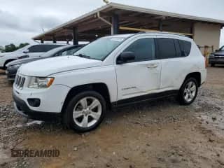 2013 Jeep Compass Sport z VIN 1C4NJCBA6DD168606, wystawiony jako Copart lot #54193475 z przebiegiem 149 999 mil mil oraz Szkoda całkowita • Salvage title. Historia ofert i sprzedaży dostępna na DreamBid. Obrazek 1.