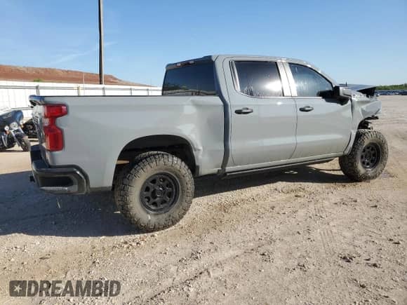 2024 Chevrolet Silverado 1500 Custom Trail Boss z VIN 3GCUDCE87RG219052, wystawiony jako Copart lot #56538995 z przebiegiem 22 030 mil mil oraz Szkoda całkowita • Salvage title. Historia ofert i sprzedaży dostępna na DreamBid. Obrazek 3.