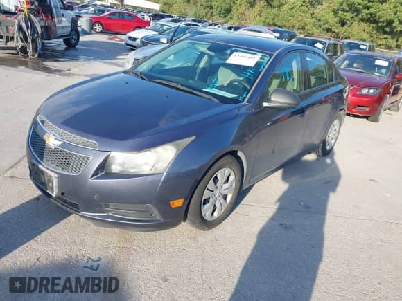 2013 Chevrolet Cruze LS z VIN 1G1PA5SH4D7178608, wystawiony jako IAAI lot #43402402 z przebiegiem 98 357 mil mil oraz . Historia ofert i sprzedaży dostępna na DreamBid. Obrazek 2.